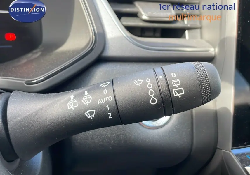 Gros plan sur la commande d'essuie-glace du Renault Captur E-Tech hybride 2025, intérieur noir avec détails gris.