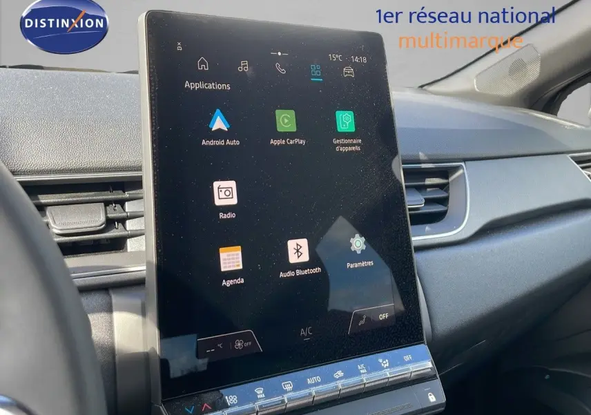Écran tactile central de la Renault Captur E-Tech 2025 affichant les applications Android Auto et Apple CarPlay.