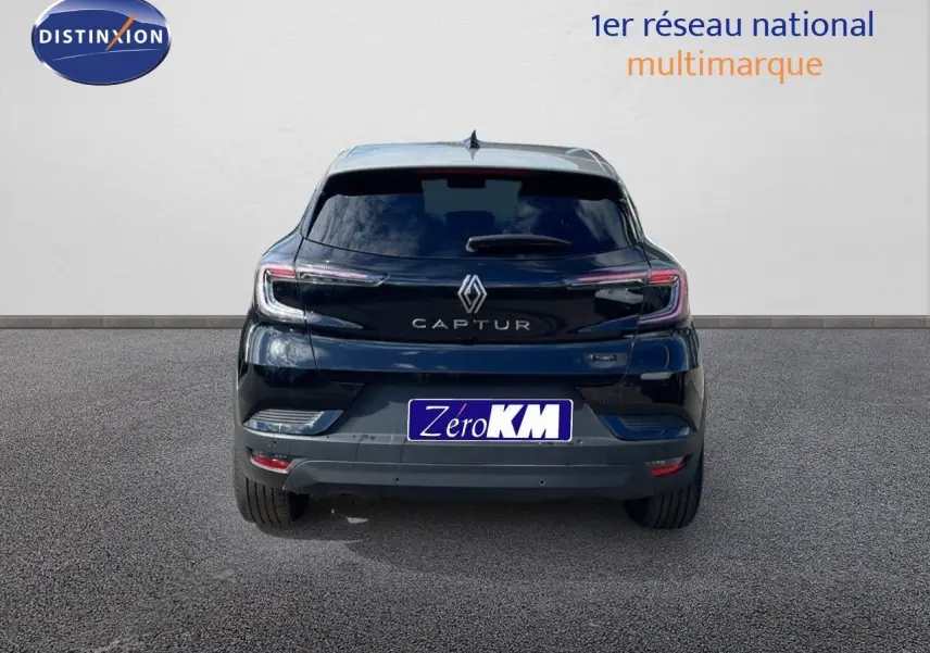 Vue arrière du Renault Captur noir étoile métal avec toit gris, mettant en valeur ses feux LED et son logo central.