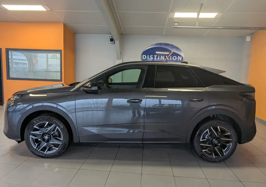 Peugeot 3008 Hybrid gris titane toit noir, vue profil côté gauche, jantes alliage 19 pouces biton visibles.