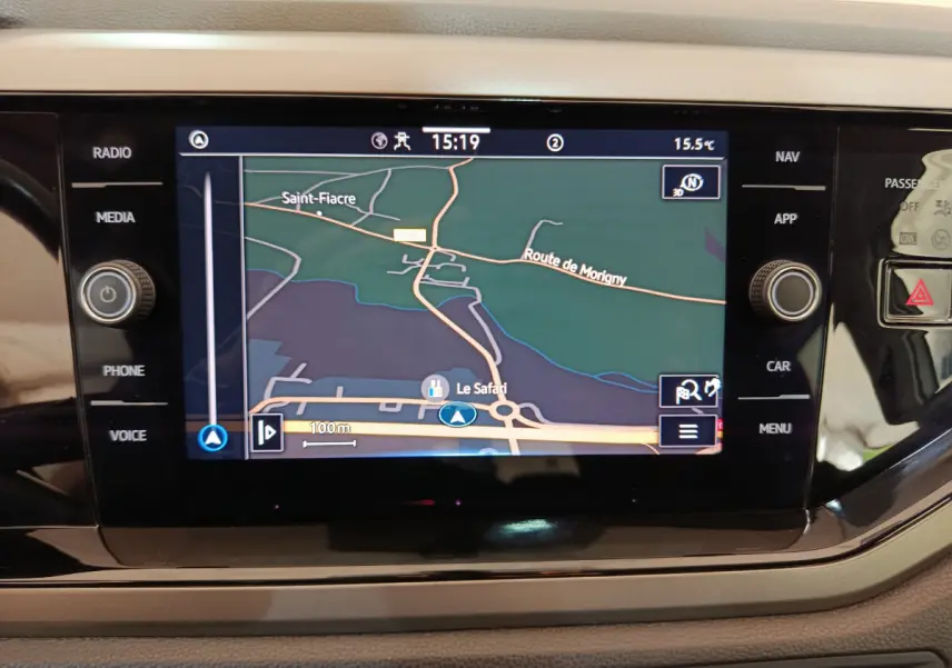 Écran tactile de navigation couleur 8 pouces dans le tableau de bord d'une Volkswagen Polo blanche 2020.