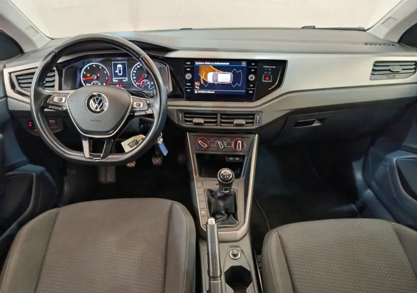 Intérieur avant de la Volkswagen Polo 1.0 TSI 95 Lounge Business 2020, tableau de bord et volant multifonctions visibles.