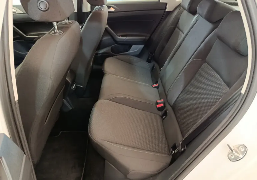 Vue intérieure côté droit des sièges arrière noirs d'une Volkswagen Polo blanche 2020, finition Lounge Business.