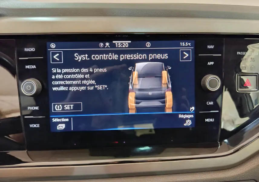 Écran tactile central du tableau de bord de la Volkswagen Polo 2020 montrant le système de contrôle pression pneus.