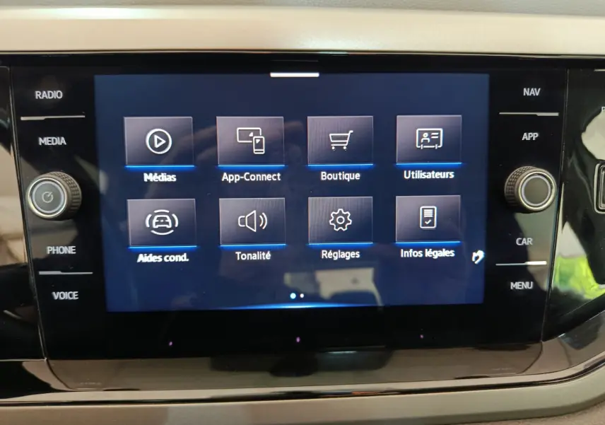 Écran tactile central de la Volkswagen Polo 1.0 TSI 95 Lounge Business affichant le menu multimédia et réglages.