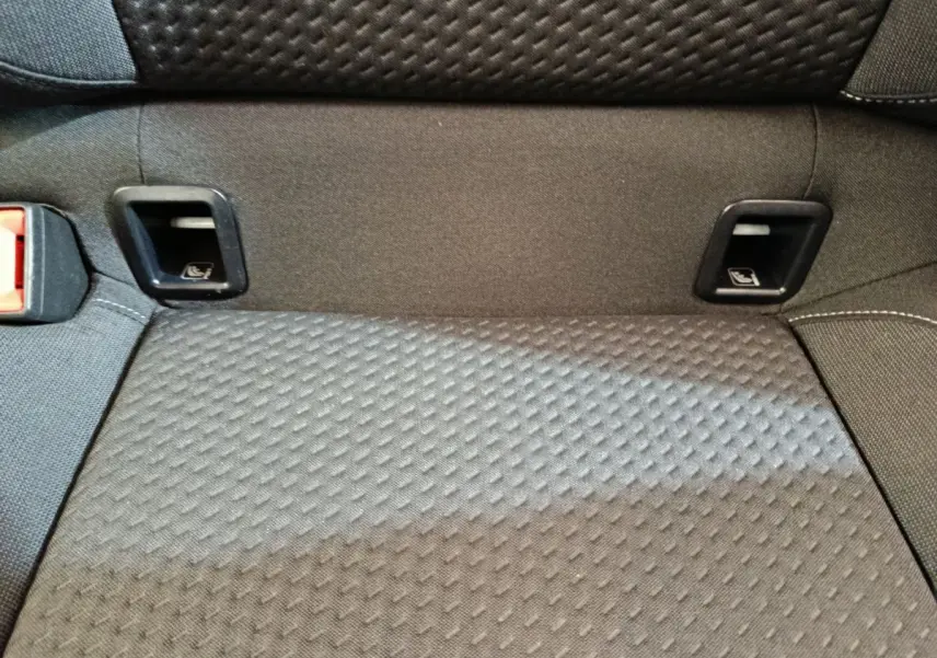 Gros plan sur la banquette arrière noire avec fixations Isofix de la Volkswagen Polo 1.0 TSI 95 Lounge Business 2020.