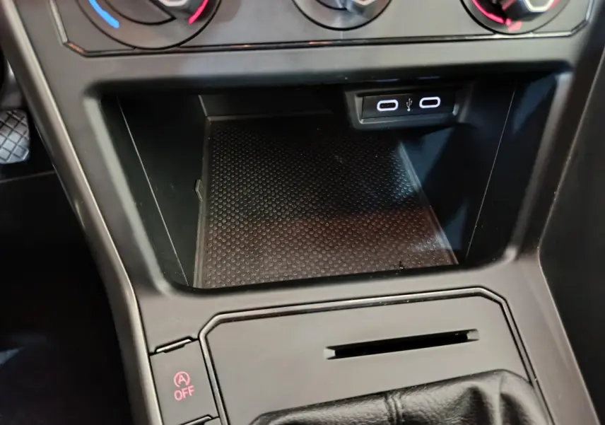 Gros plan sur la console centrale noire avec prise USB et commande désactivation start-stop de la Volkswagen Polo blanche 2020