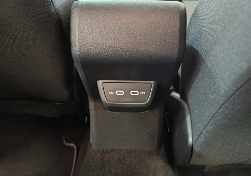 Vue rapprochée des ports USB-C arrière entre les sièges noirs du Volkswagen Polo 2020 blanc.