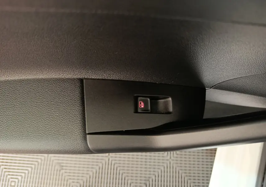 Bouton de verrouillage centralisé des portes sur la porte intérieure côté conducteur d'une Volkswagen Polo blanche 2020.