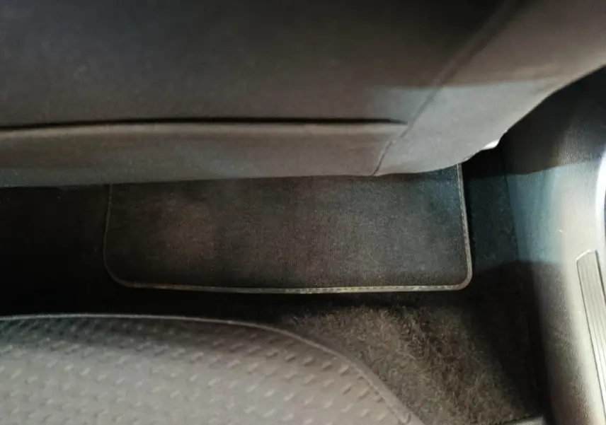 Plancher et tapis noir côté passager arrière d'une Volkswagen Polo blanche 2020, finition Lounge Business