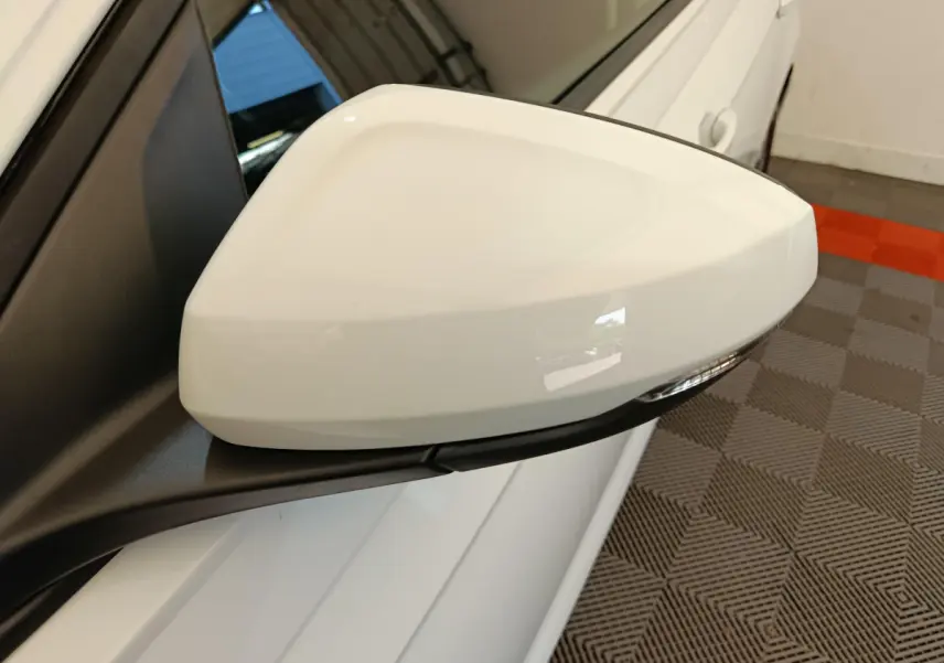 Rétroviseur blanc côté gauche de la Volkswagen Polo 1.0 TSI 95 Lounge Business 2020 avec clignotant intégré.