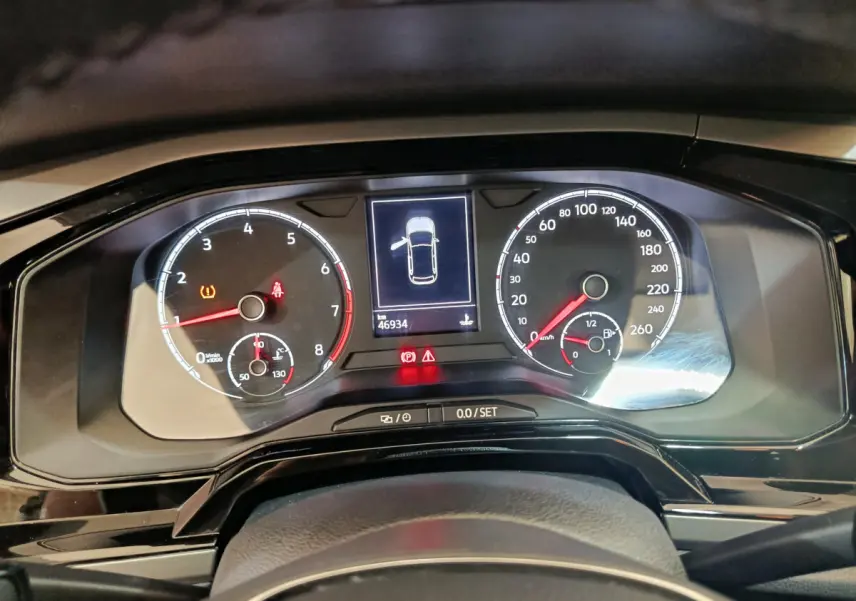 Tableau de bord numérique de Volkswagen Polo 2020, affichage central avec indicateurs vitesse et régime moteur, vue de face.