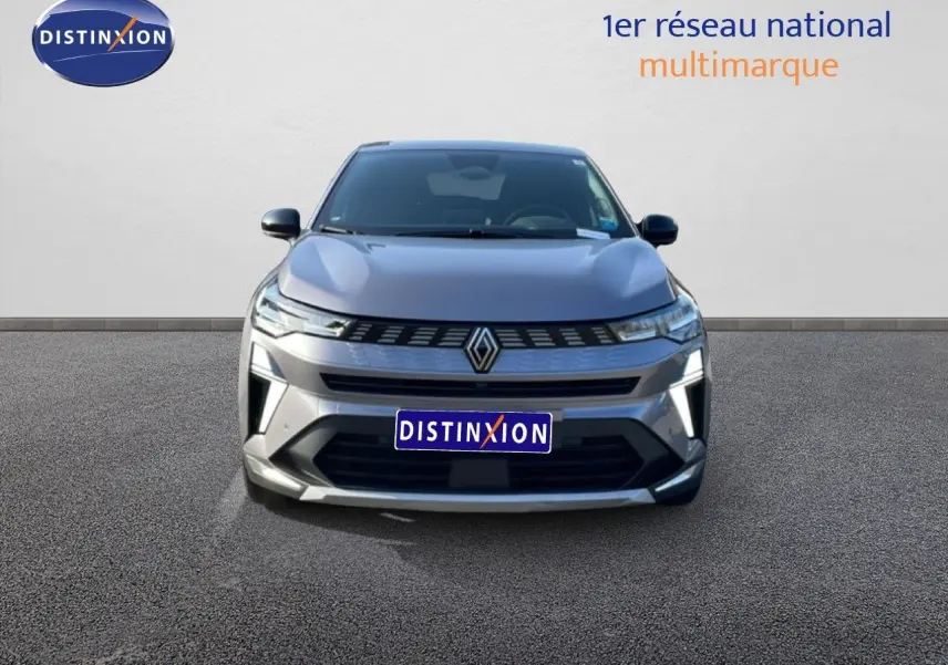 Vue frontale d'une Renault Symbioz gris cassiopée métal avec calandre moderne et phares LED distinctifs.