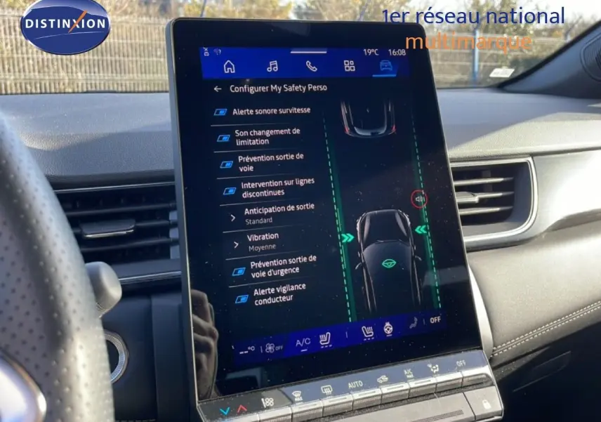 Vue intérieure centrée sur l'écran tactile vertical du tableau de bord de la Renault Symbioz gris cassiopée métal, affichant les réglages d'aide à la conduite.