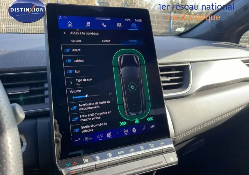 Vue intérieure du tableau de bord de la Renault Symbioz gris cassiopée, avec écran tactile central affichant les aides à la conduite.