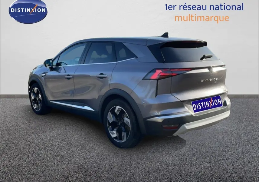 Vue 3/4 arrière droite du Renault Symbioz gris cassiopée métal avec feux LED et jantes bi-ton distinctives.