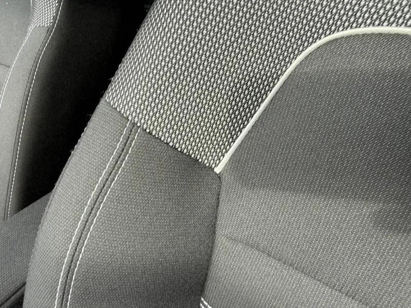 Gros plan sur la texture et les coutures du siège avant gris du Dacia Jogger 2025, version 7 places.