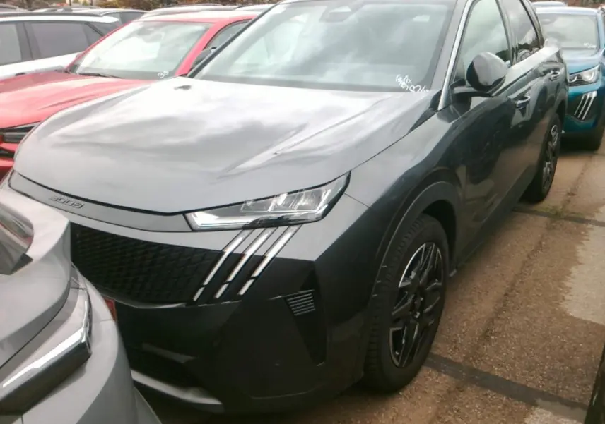 Peugeot 3008 gris foncé en 3/4 avant droit, avec jantes alliage 19'' diamantées et peinture métallisée.
