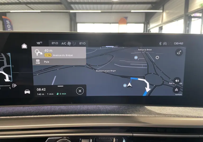 Écran tactile de navigation du Peugeot 3008 2025 affichant un itinéraire, intégré dans la planche de bord.
