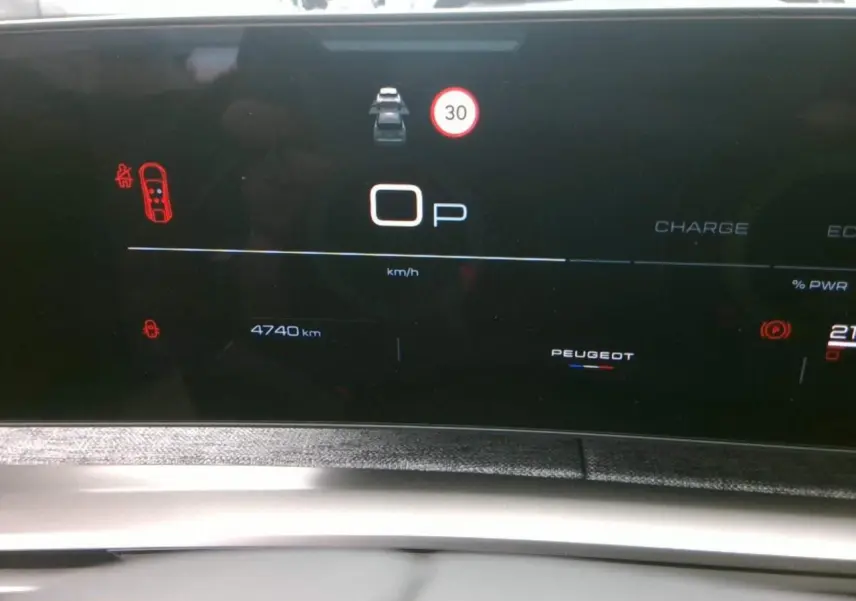 Affichage numérique du tableau de bord du Peugeot 3008 hybride 2025, avec indicateur de vitesse à 0 km/h et 4740 km au compteur.