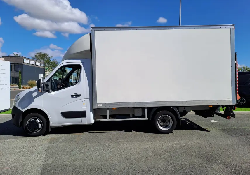 Vue de profil côté gauche d’un Nissan Interstar châssis cabine blanc 2024 avec caisse fermée et cabine simple.