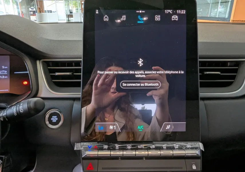 Écran tactile central du tableau de bord du Renault Captur blanc nacré, affichant le menu Bluetooth en intérieur.