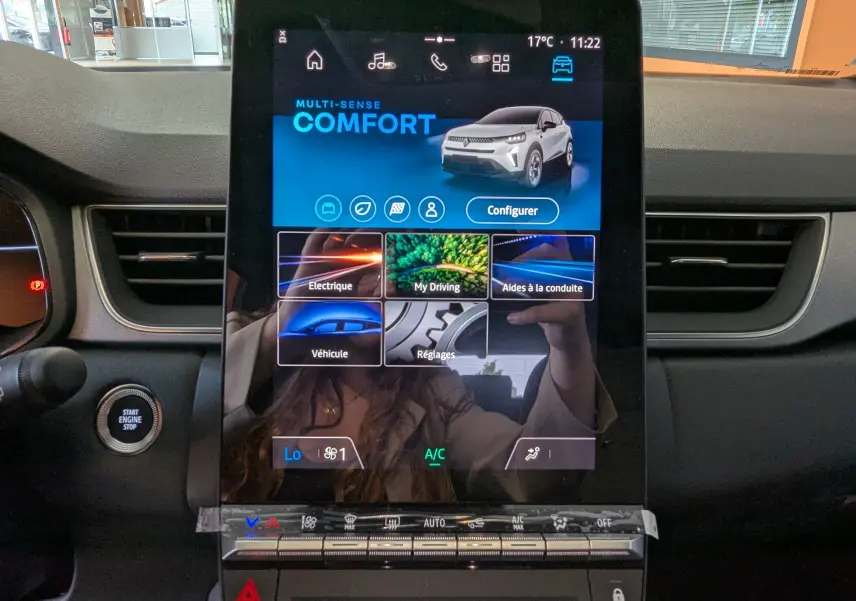 Écran tactile central affichant le mode confort du Renault Captur E-Tech Hybrid 2025, avec commandes climatisation en dessous.