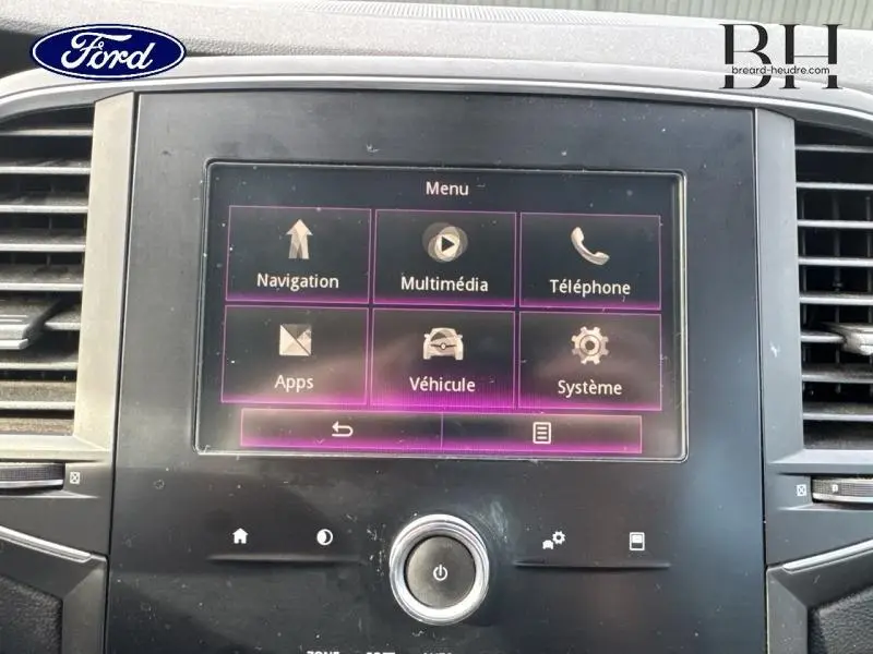 Écran tactile central du système multimédia d'une Renault Talisman gris Cassiopée, avec menu affichant navigation et téléphone