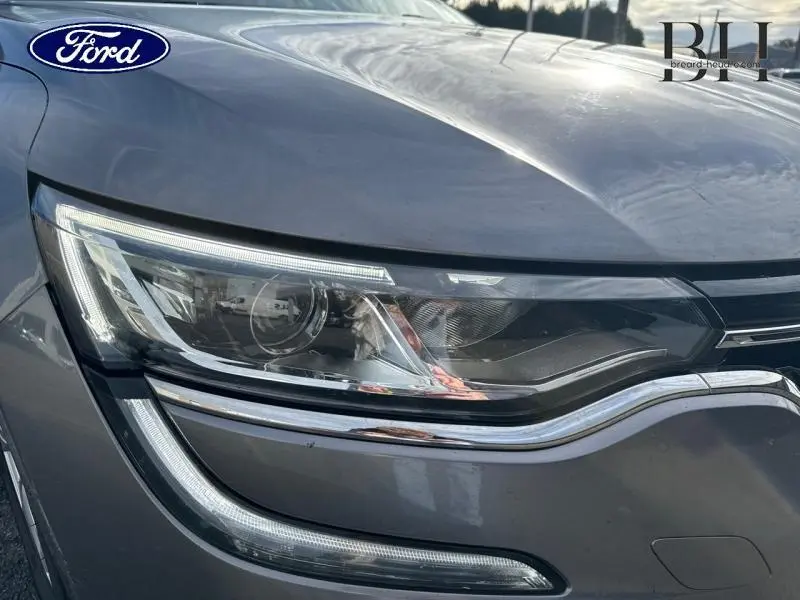 Gros plan sur le phare avant droit gris Cassiopée de la Renault Talisman 1.5 dCi 110ch energy Zen 2016