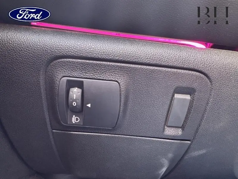 Détail du réglage des phares sur tableau de bord noir d'une Renault Talisman Gris Cassiopée 2016