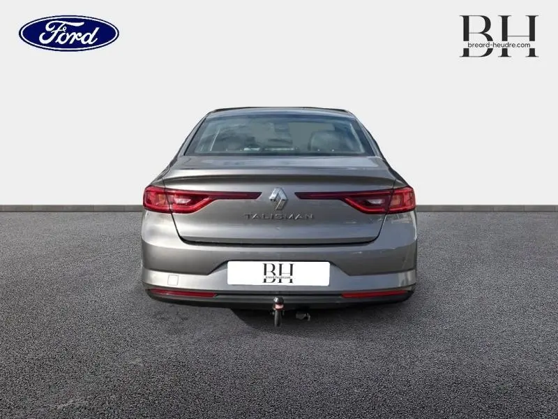 Vue arrière d'une Renault Talisman gris Cassiopée de 2016 avec feux LED et attelage de remorque visible.