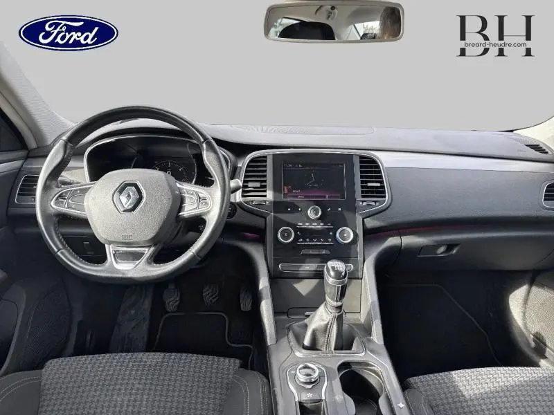 Intérieur avant d'une Renault Talisman gris Cassiopée, vue du tableau de bord avec volant cuir multifonction et levier de vitesse manuel.