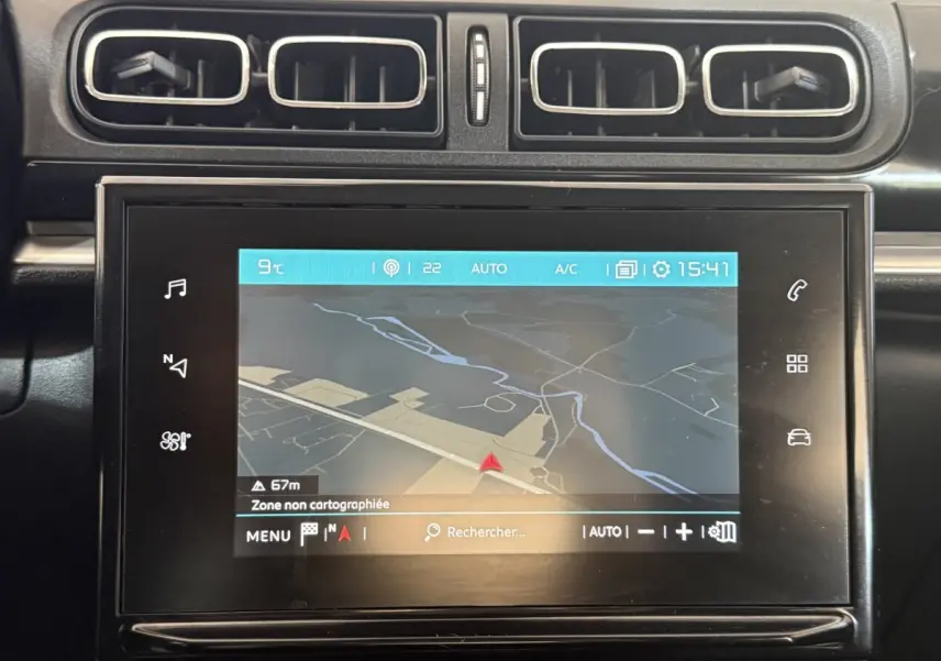 Écran tactile central affichant la navigation dans l'habitacle noir d'une Citroën C3 gris clair de 2019.