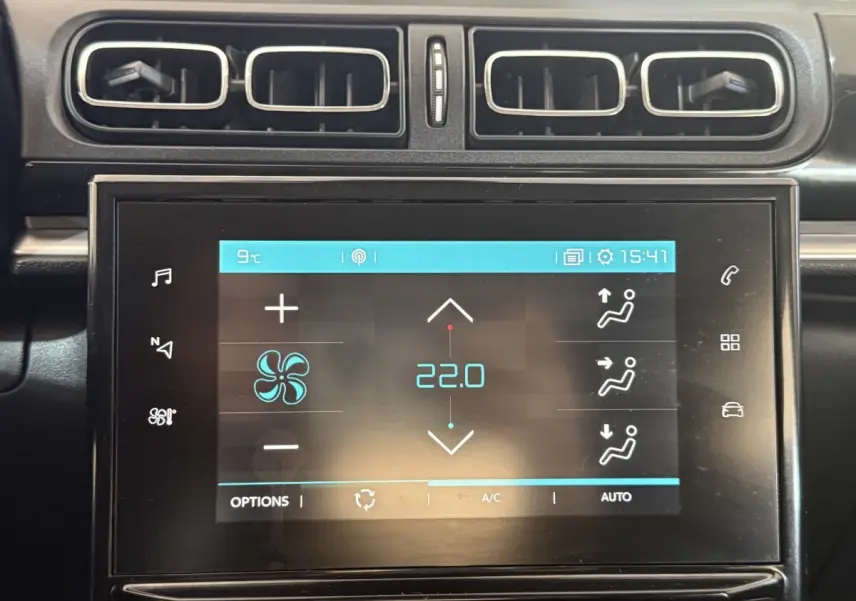 Écran tactile central affichant la climatisation à 22°C dans l'habitacle d'une Citroën C3 gris clair.