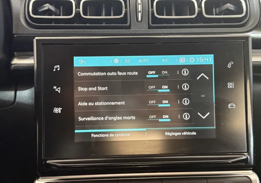 Écran tactile central de la Citroën C3 gris clair 2019 affichant les réglages d'aides à la conduite.