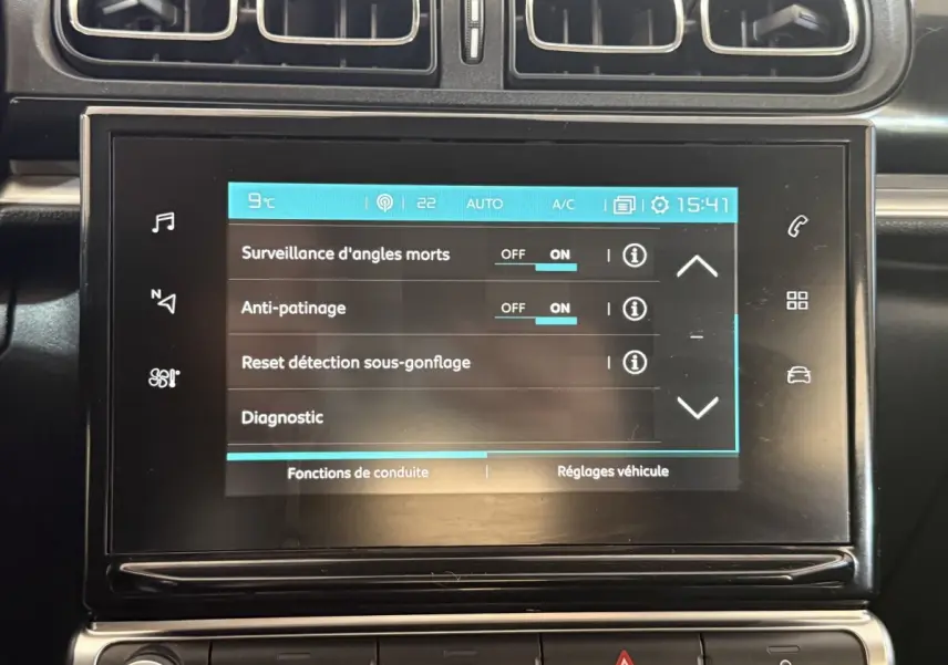 Écran tactile central affichant les réglages de conduite dans l'habitacle d'une Citroën C3 gris clair de 2019.
