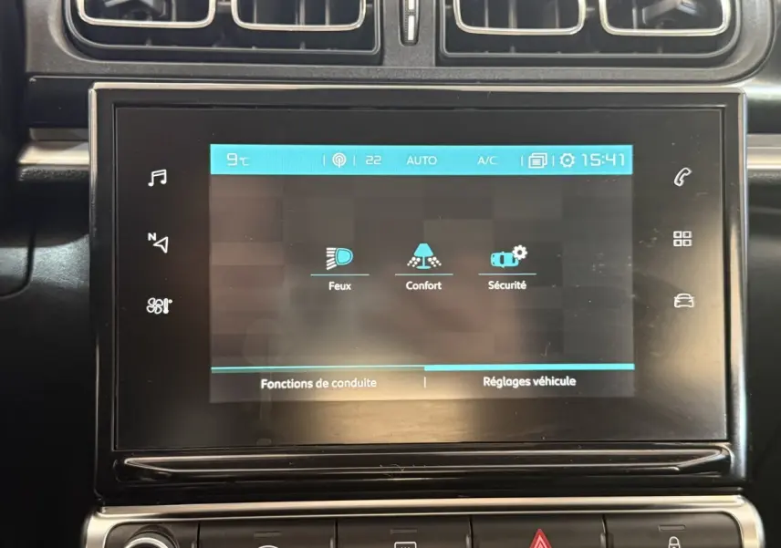 Écran tactile central de la CITROEN C3 gris clair affichant les réglages Feux, Confort et Sécurité, vue de face.