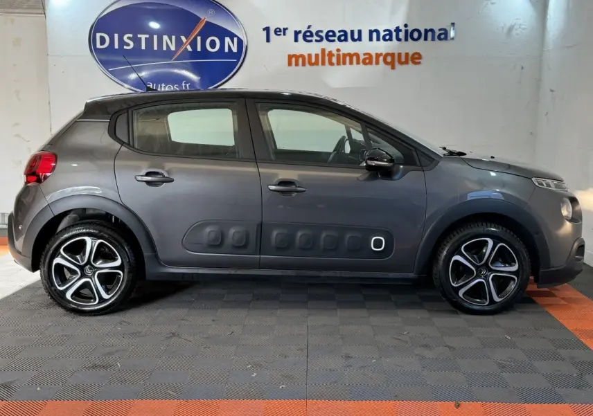 Profil côté gauche d'une Citroën C3 gris clair 2019 avec protections latérales noires et jantes alliage.