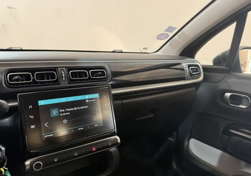 Tableau de bord intérieur de Citroën C3 gris clair 2019, vue côté passager avec écran tactile et aérateurs rectangulaires.