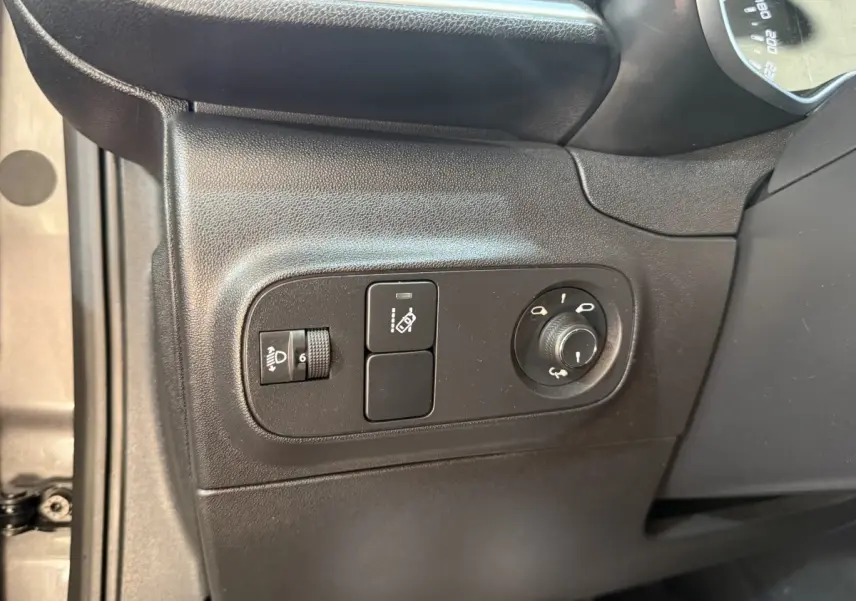 Vue du panneau de commandes côté gauche noir mat avec réglage phares et rétroviseurs d'une Citroën C3 gris clair 2019