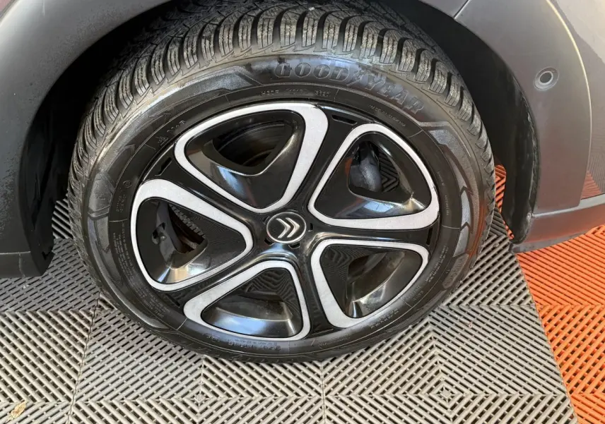 Gros plan sur la roue arrière droite d'une Citroën C3 gris clair, avec passage de roue et partie de la carrosserie visibles.