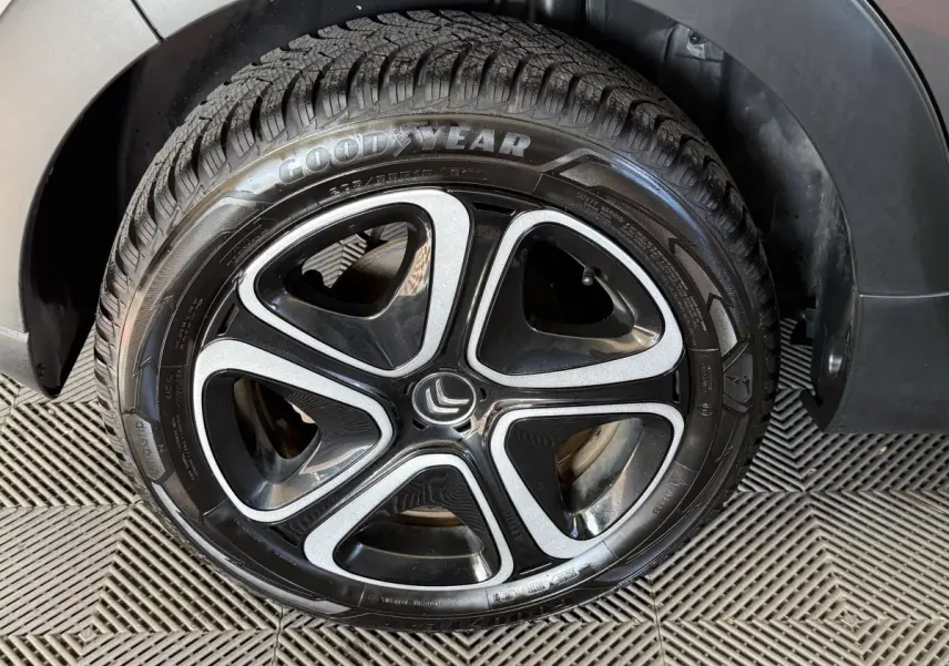 Gros plan sur la roue avant droite de la Citroën C3 gris clair, avec jante alliage noire et argentée et pneu Goodyear.