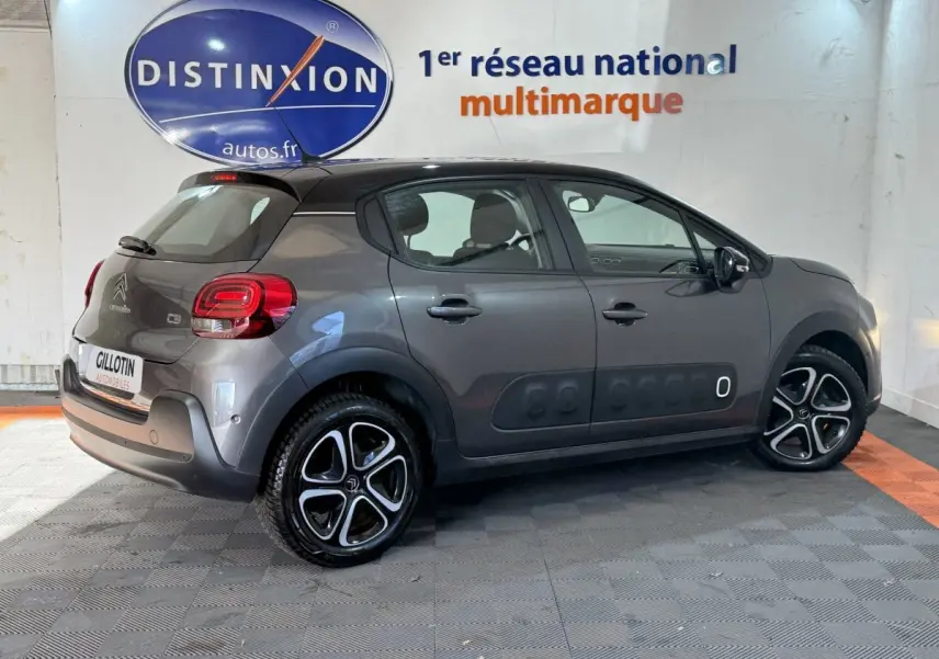 Vue latérale droite d'une Citroën C3 gris clair avec jantes noires et inserts Airbump distinctifs sur les portes.