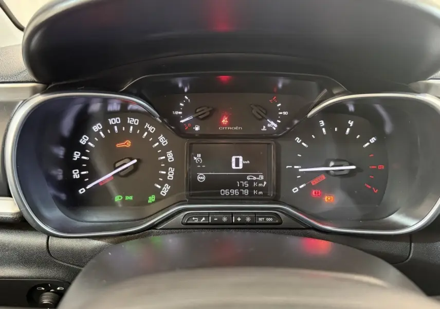 Tableau de bord de Citroën C3 gris clair 2019, affichage numérique au centre avec compte-tours et vitesse.