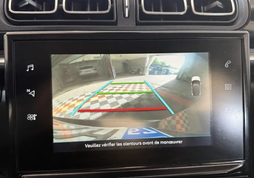 Écran tactile intérieur montrant la caméra de recul avec guidage coloré sur une Citroën C3 gris clair, version Shine Business.