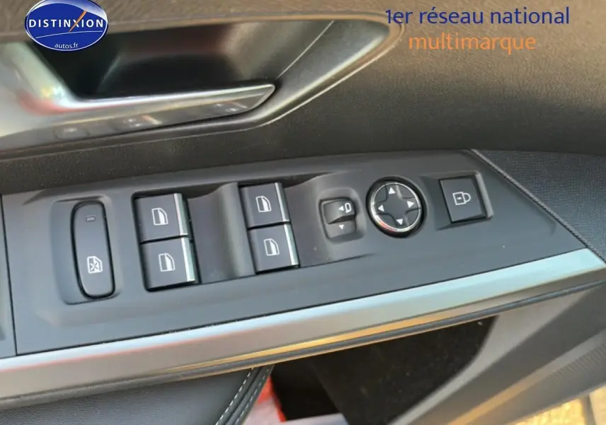 Gros plan sur les commandes des vitres et rétroviseurs côté conducteur d’un Peugeot 3008 gris 2025.