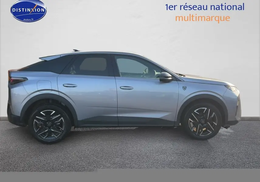 Vue de profil côté gauche d’un Peugeot 3008 gris 2025 avec jantes alu noires et toit noir contrasté.