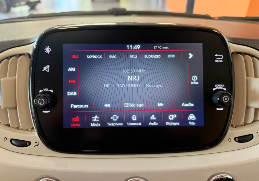 Écran tactile central de la Fiat 500 Dolcevita 2022 en Bossa Nova White, affichant la radio NRJ en mode FM.