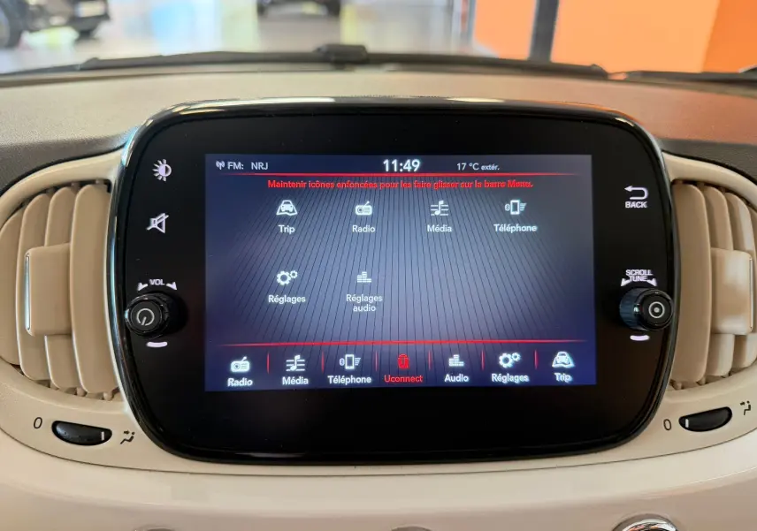 Écran tactile central de la Fiat 500 blanche vue de face, affichant les menus radio, média et téléphone.