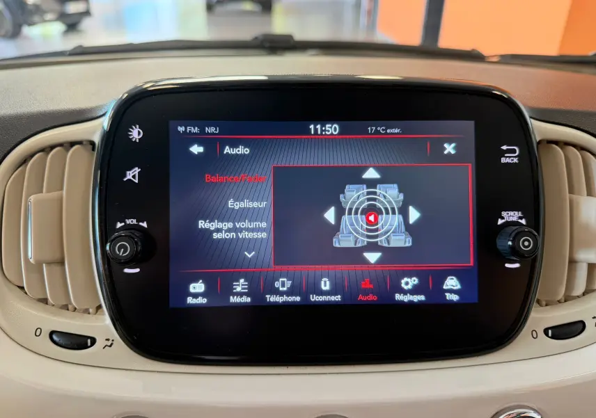 Écran tactile central de la Fiat 500 Dolcevita 2022 en Bossa Nova White, affichant les réglages audio.